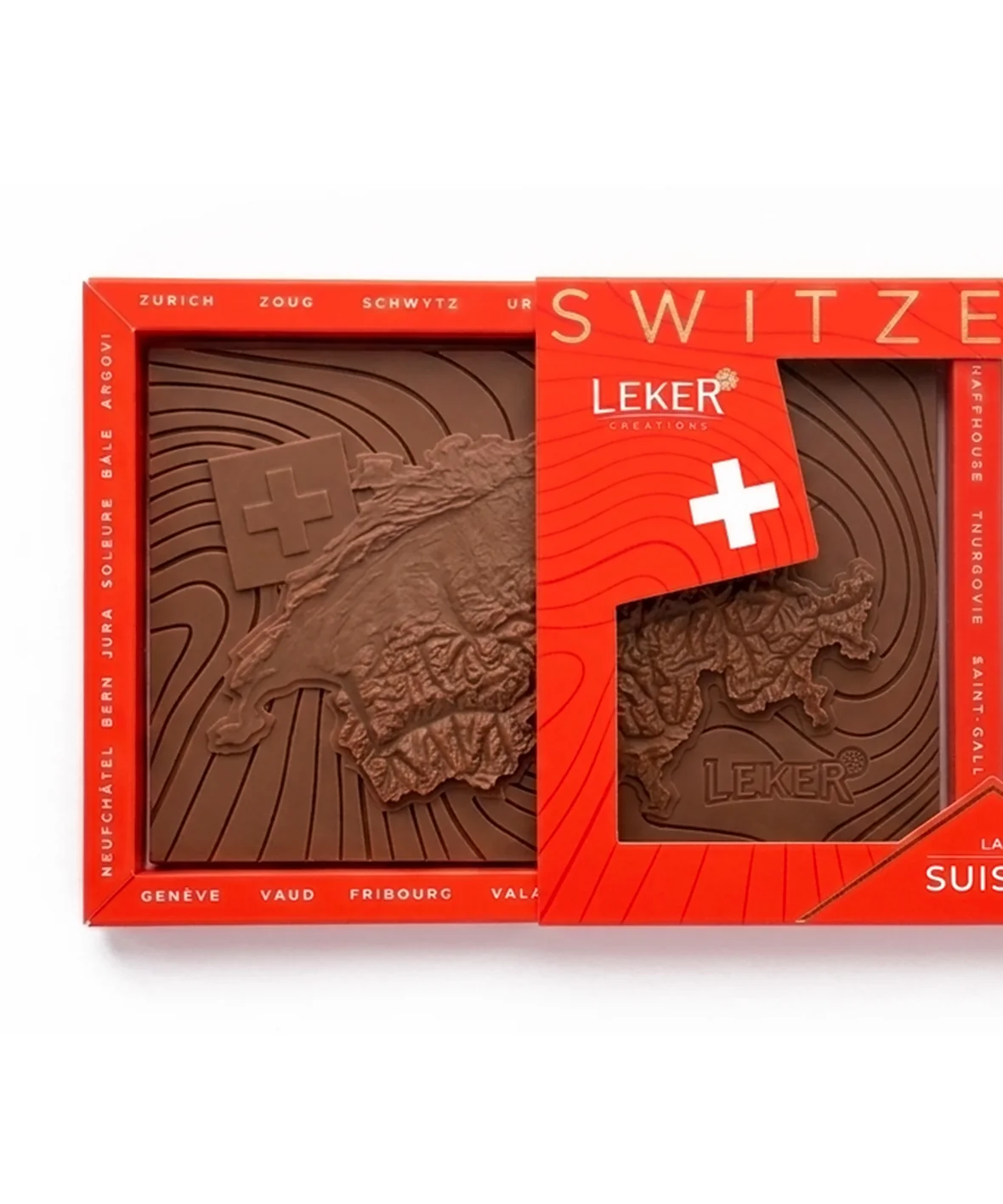 La Suisse au lait dans son étui rouge, le fourreau à demi glissé ; des noms de cantons sur le bord du tiroir