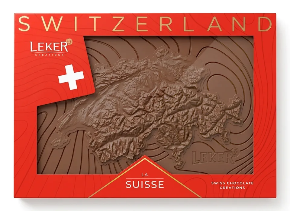 L’étui rouge de La Suisse fermé, de face : SWITZERLAND en lettres dorées, la croix blanche et le relief au lait dans la fenêtre