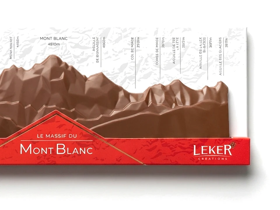 L’étui au lait sans couvercle : la crête sous les noms du carton, et le bandeau rouge qui porte le nom