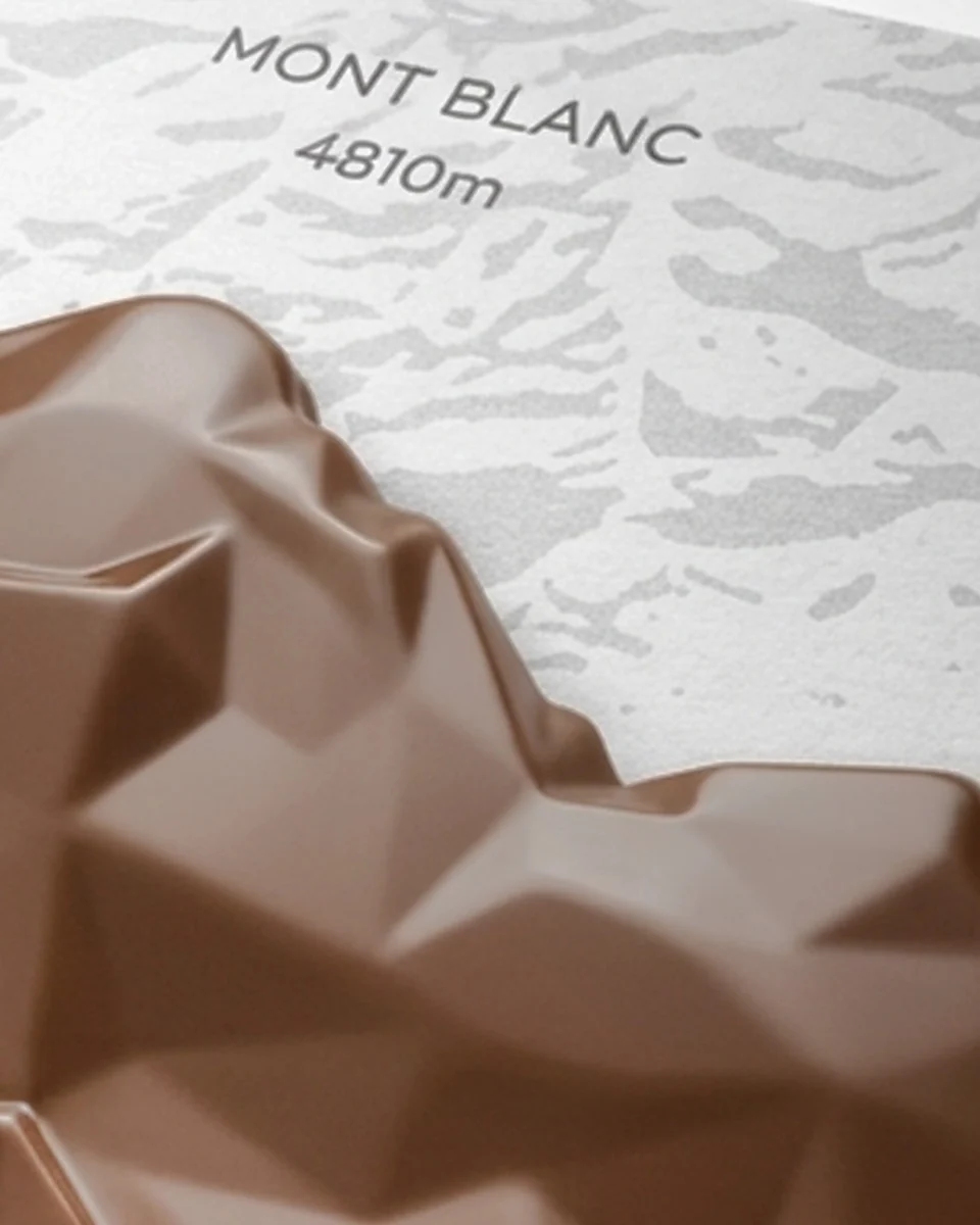La crête du Massif du Mont Blanc en chocolat au lait, en gros plan : facettes et arêtes vives