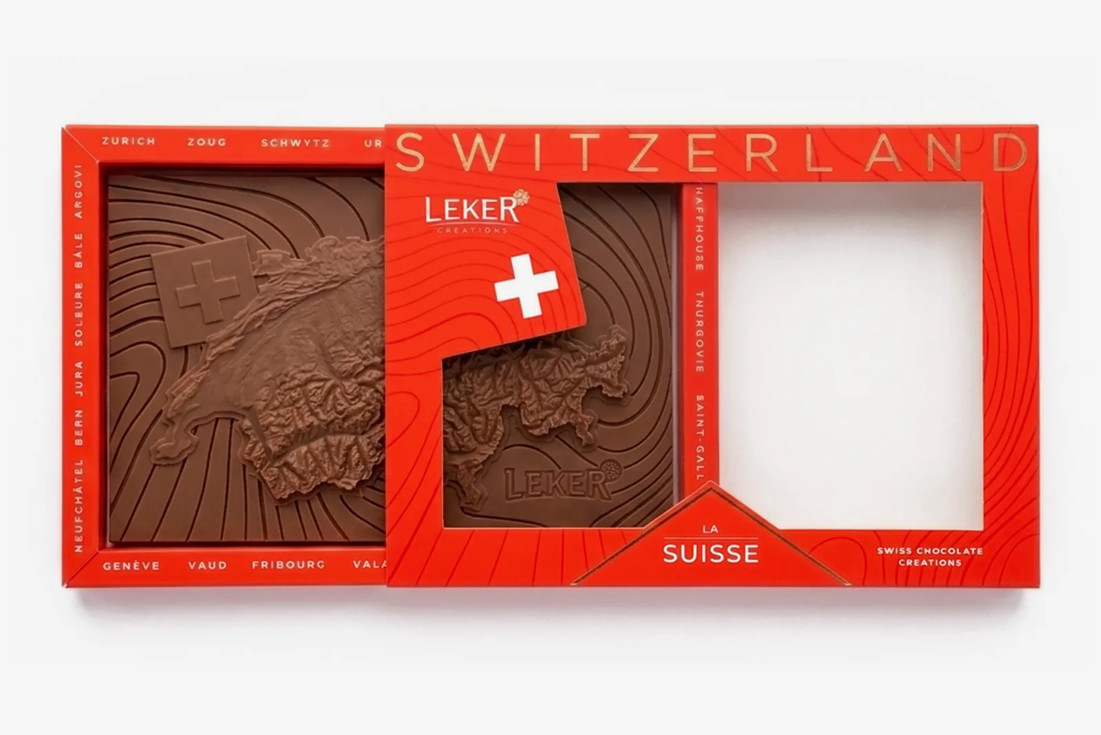 La Suisse au lait dans son étui rouge, le fourreau à demi glissé ; des noms de cantons sur le bord